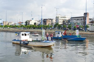 收集垃圾、疏浚河涌是環保的切實行動。