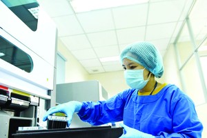 本市某醫院人員進行病毒檢測。