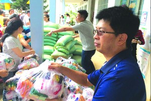 林志偉經常赴越南各地向貧困者贈送物資。 