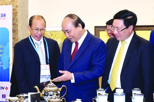 李玉明先生（左）向政府總理阮春福介紹明隆特色產品。