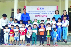 SCB銀行代表贈送禮物給河靖省學生。