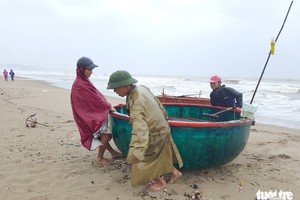 漁民上岸避颱風。