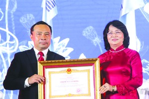 市國立大學迎接革新時期勞動英雄稱號。