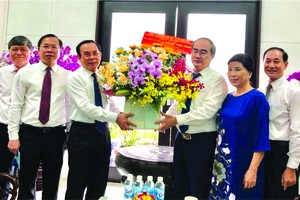 市委書記阮文年贈送鮮花給阮善仁同志。