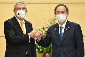 日本首相菅義偉同國際奧委會主席巴赫(左)舉行會談。