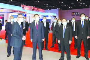 楊潔篪在廣西領導陪同下巡視博覽會展館。