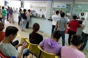 人們在市醫藥大學醫院購買和領取藥物。