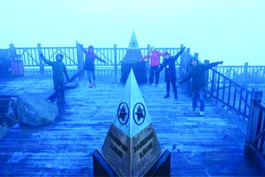 在沙巴市的街道及上落石級出現一層薄薄的冰，番西邦峰頂的木材地板也出現上述現象。