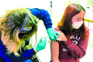 輝瑞公司臨床試驗的一名志願者接受疫苗接種。