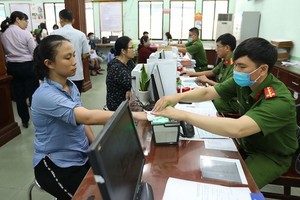 民眾在辦理簽發公民身份證手續。	