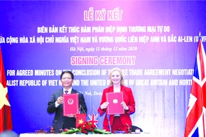 工商部長陳俊英與英國國際貿易大臣特拉斯簽署備忘錄。