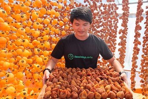 FoodMap的員工正加緊準備年貨。