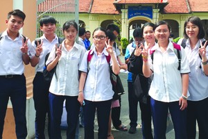 10名參加中文科考試的考生開心步出考場。