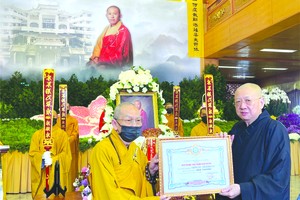 釋了明法師代表恩師接受追封僧階決定書。