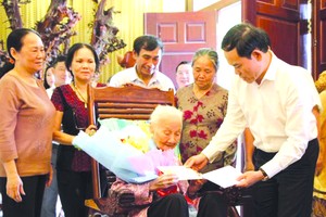 市委常務副書記陳留光看望越南英雄母親。