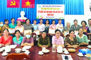 與會代表在會議結束後合影留念。