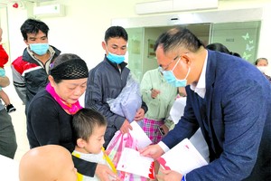 趙騫會長代表向災區病童捐獻愛心。