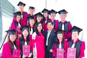 〔本報消息〕市師範大學於昨(8)日舉行碩士、博士班開學暨畢業典禮。