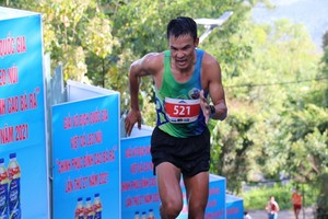 參加越野登山公開賽的運動員。