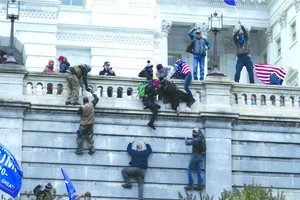 美國總統特朗普的支持者攀牆試圖闖進國會 