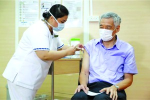 據新加坡《聯合早報》報導，當地時間8日上午10時58分，新加坡總理李顯龍在新加坡中央醫院接種新冠疫苗。