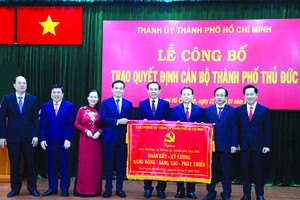 市委常務處向守德市市委常務處頒發錦旗。