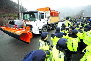 韓國防部向“薩德”基地運入材料遭民眾抗議