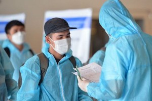 回國民眾在機場辦理醫療申報手續。