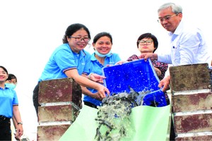 第五郡諸位領導參加魚苗放生活動。