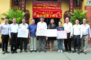 浸石天后宮諸位理事代表向各單位捐贈善款。