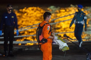 印尼海上悼念失事客機死難者