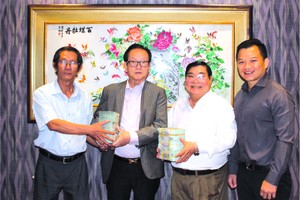 萬盛發集團代表張豐裕(左二)向二府會館 和建築單位代表移交第三期捐款。