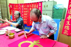 　　人民藝人張路書畫家與各書法家 為慈善揮春活動作好準備。