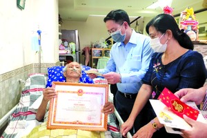 本市代表團探望華人退休幹部王再福。