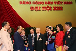 黨中央總書記、國家主席阮富仲和政府總理阮春福與各代表交流。