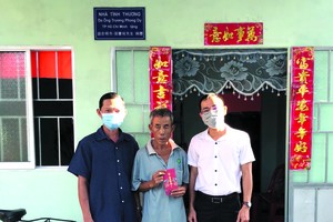 　　胡永年(右一)與當地政府領導代表 張豐裕先生移交溫情屋。