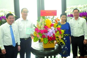 市人委會主席阮成鋒探望阮善成教授、人民醫生家屬。