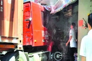 集裝箱車撞民房致１人死