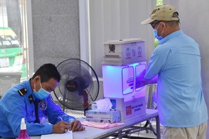 雖然有了疫苗，但仍要遵守戴口罩、消毒以防疫的原則。 