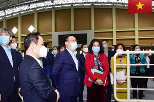 河內市委書記王廷惠（左三）視察第三十一屆東運會和第十一屆東殘會的服務工作。