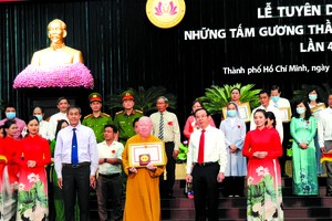 市委書記阮文年頒發獎狀給釋惟鎮法師。