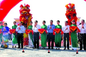 黨中央政治局委員、越南祖國陣線中央委員會主席陳清敏，後江省省委書記黎進洲及各廳、部門領導出席落成儀式。