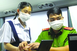 公安為滿１４歲青少年辦理芯片公民身份證。