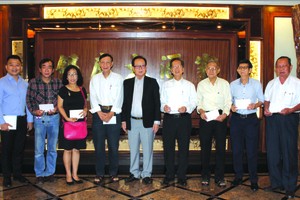 張豐裕先生(左五)代表萬盛發集團 向各華文中心負責人贈送醫保卡代金。