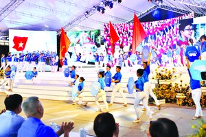 紀念儀式上的文藝表演。