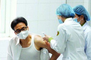 政府副總理武德膽參加試驗 接種疫苗。