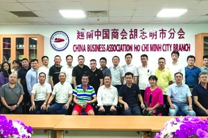 　　本市中國商會 理事會合影。