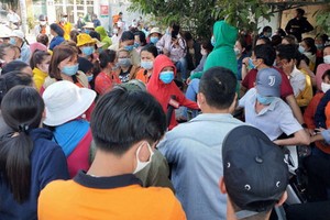 第十二郡某成衣公司的工人們集合投訴關於社保權益。