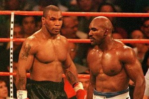 泰森(左)與霍利菲爾德。