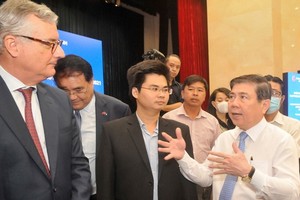 市人委會主席阮成鋒在投資工作小組活動總結會議上與代表們交換意見。